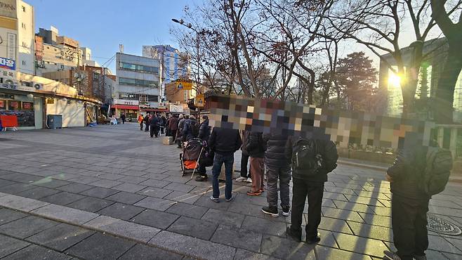 4일 오전 8시께 탑골공원 원각사 노인 무료 급식소에서 나눠주는 주먹밥을 먹기 위해 노인들이 줄을 서고 있다. 박지영 기자.