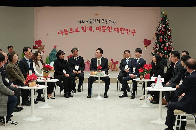 윤석열 대통령이 4일 오후 서울 용산 대통령실 청사에서 열린 2023년 기부·나눔 단체 초청 행사에서 발언하고 있다. [연합]