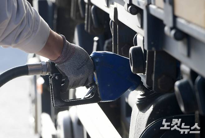 인천 중구 한 주유소에서 화물 차량들이 요소수를 주입하고 있다.