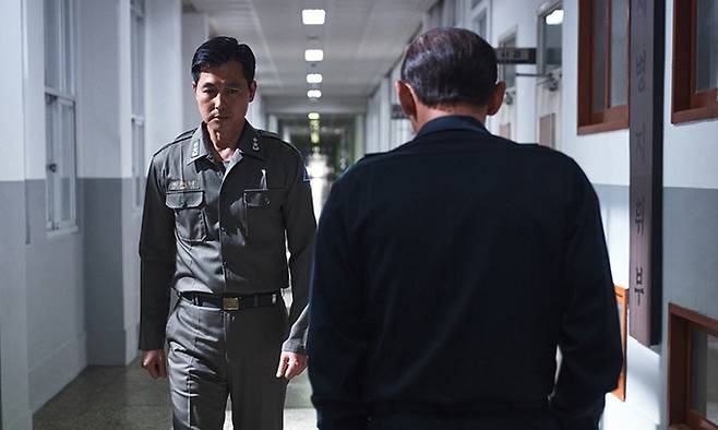 영화 '서울의 봄' 초반 신경전을 벌이는 배우 정우성과 황정민. 네이버 서울의봄스틸컷 캡처