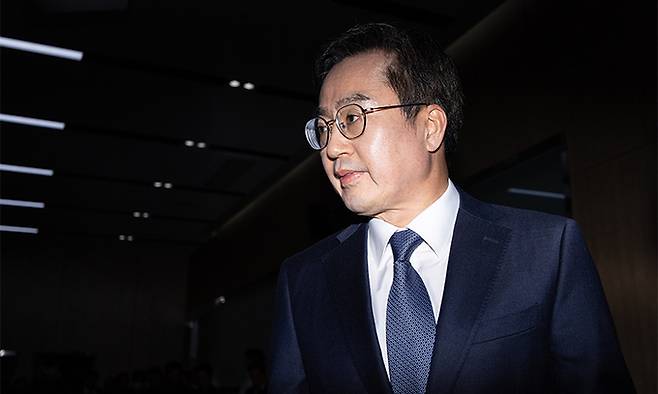 김동연 경기도지사가 4일 경기도 수원시 경기도청 브리핑룸에서 검찰의 더불어민주당 이재명 대표 법인카드 유용 의혹 관련 경기도청 압수수색에 대한 입장을 밝히기 위해 단상에 오르고 있다. 공동취재사진