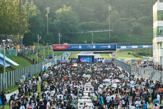 슈퍼레이스 나이트 레이스의 그리드워크에 참가한 팬들. 사진 제공=슈퍼레이스