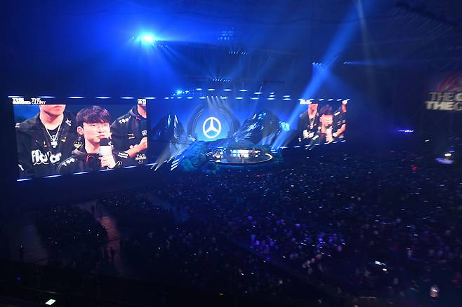 2023 <리그 오브 레전드> 월드 챔피언십 결승전에서 승리한 T1 페이커 이상혁 선수가 인터뷰를 하고 있다.ⓒ사진공동취재단