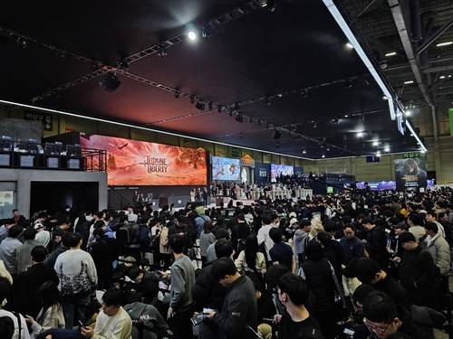 ‘지스타 2023’에서 ‘TL’을 체험하기 위해 몰려든 관람객들.