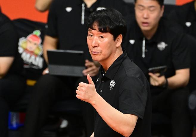 우리카드 신영철 감독. 한국배구연맹 제공