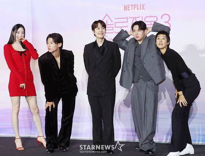 배우 이다희, 방송인 덱스, 가수 규현, 한해, 방송인 홍진경이 4일 오전 서울 용산구 아이파크몰 CGV에서 진행된 넷플릭스 예능 '솔로지옥3' 제작발표회에 참석해 포즈를 취하고 있다.  '솔로지옥3'는 커플이 돼야 나갈 수 있는 외딴 섬 '지옥도'에서 펼쳐지는 솔로들의 솔직한 연애기를 그린다. 오는 12일 공개. 2023.12.04 /사진=김창현 기자