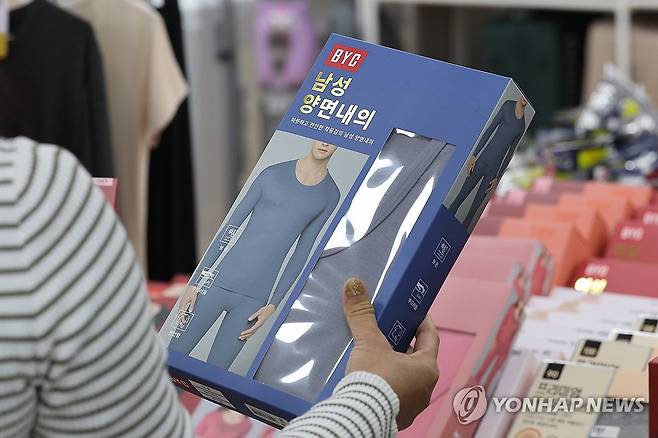 추워진 날씨에 방한 용품  수요 증가 (서울=연합뉴스) 임화영 기자 = 이른 한파를 경험한 지난달 방한용품 수요도 덩달아 많이 증가한 것으로 나타났다.
    1일 인터파크커머스에 따르면 지난달 11∼29일 사이 방한용품 거래액이 지난해 같은 기간에 비해 200%, 판매 수량은 334% 각각 증가한 것으로 집계됐다. 
    품목별로는 넥워머와 모자가 합쳐진 바라클라바 판매량이 2천500% 급증했고 핫팩(741%), 털 슬리퍼(705%), 무릎담요(423%), 어그부츠(356%), 난로(322%) 등도 높은 판매 증가세를 보였다.
    사진은 3일 서울의 한 대형마트에 진열된 기모 내복. 2023.12.3 hwayoung7@yna.co.kr