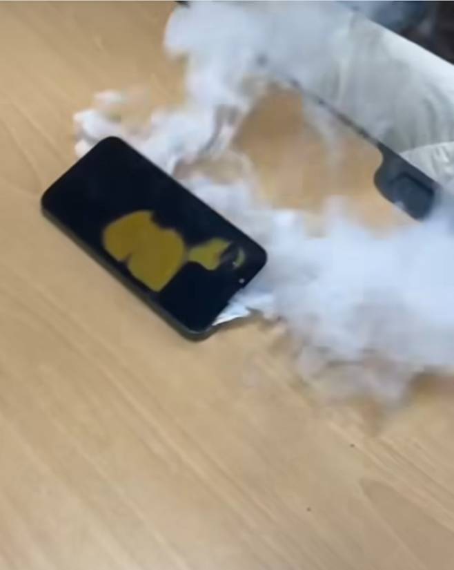 아이폰 배터리에서 발생한 연기 [독자 제공. 재판매 및 DB 금지]