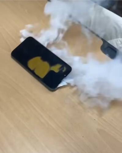 아이폰 배터리에서 발생한 연기 [독자 제공. 재판매 및 DB 금지]