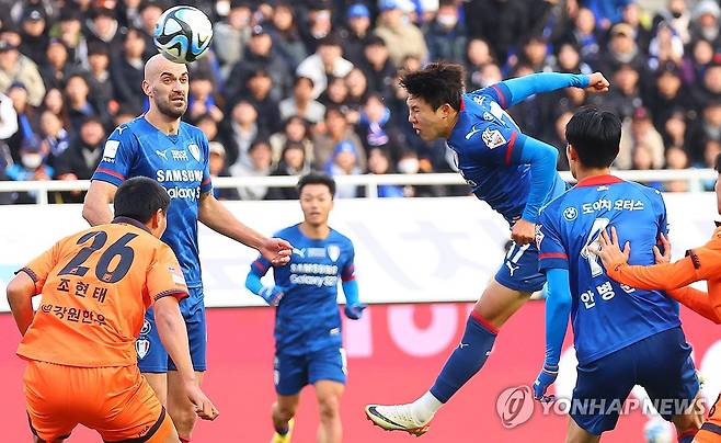 김주찬의 헤더슛 (수원=연합뉴스) 김도훈 기자 = 2일 경기도 수원월드컵경기장에서 열린 프로축구 하나원큐 K리그1 2023 마지막 38라운드 수원 삼성과 강원FC 경기. 수원 김주찬이 헤더슛을 시도하고 있다. 2023.12.2 superdoo82@yna.co.kr