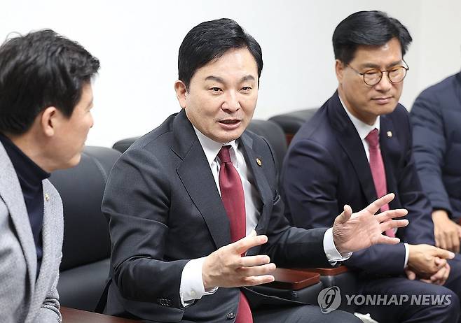 구미역 찾은 원희룡 장관 (구미=연합뉴스) 윤관식 기자 = 원희룡 국토교통부 장관이 29일 경북 구미역을 방문해 현안 청취를 하고 있다. 2023.11.29 psik@yna.co.kr