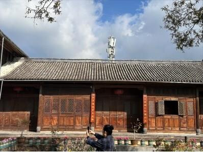 A visitor to Heshun