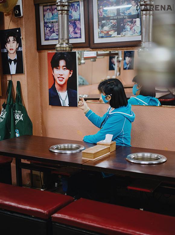 식당 실내 벽 빈 곳마다 임영웅의 사진이 붙어 있었다. 이정숙은 얼굴을 공개하지 않을 뿐 모든 촬영에 굉장히 협조적이었다. 손가락 하트도 잘해주었다.