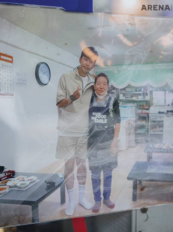 2020년 <뽕숭아학당> 촬영 당시 우리식당 사장님과 한 컷. 임영웅이 자주 앉아 있었다던 바로 그 자리에 붙어 있었다.