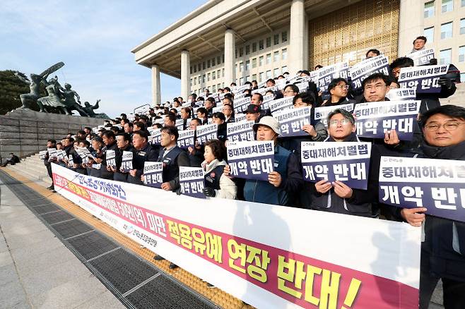 한국노동조합총연맹(한국노총)이 5일 오전 서울 여의도 국회 본청 계단에서 열린 노조법 2·3조 거부권 행사 규탄 및 중대재해처벌법 50인(억) 미만 적용유예 연장 반대 기자회견에서 구호를 외치고 있다. (사진=뉴시스)