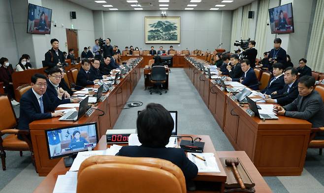 남인순 정치개혁특별위원회 위원장이 5일 오전 서울 여의도 국회에서 열린 정치개혁특별위원회 전체회의를 주재하고 있다.(사진=뉴시스)