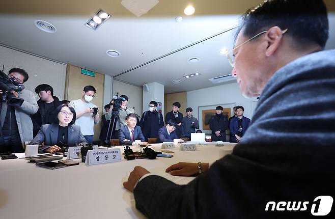 정경실 보건복지부 보건의료정책관이 29일 오후 서울 중구 컨퍼런스하우스 달개비에서 열린 의과대학 정원 확대 방안 논의를 위한 제19차 의료현안협의체 회의에서 모두 발언을 하고 있다. 오른쪽은 대한의사협회 측 협상 단장인 양동호 광주시의사회 대의원회 의장. 2023.11.29/뉴스1 ⓒ News1 김민지 기자