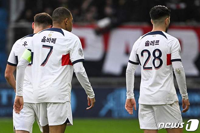 프랑스 명문구단 파리생제르맹(PSG) 선수들이 3일(현지시간) 한글로 된 유니폼을  입고 경기를 하고 있다. 음바페, 솔레르 등의 한글 이름이 보인다. 이는 최근 영입된 이강인이 큰 활약을 하자 이를 기념하기 위한 것으로, 구단 역사상 처음이다. ⓒ AFP=뉴스1 ⓒ News1 이종덕 기자