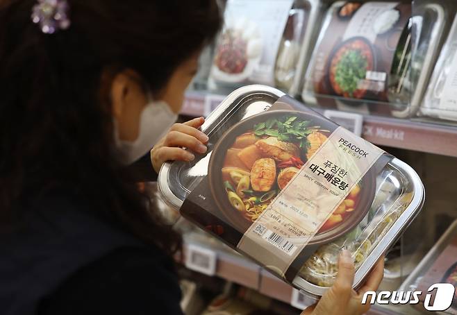 외식 물가가 상승하면서 비교적 낮은 가격으로 집에서 먹을 수 있는 간편식 수요가 증가하고 있는 가운데 4일 오전 서울 시내의 한 대형마트에서 시민이 간편식을 고르고 있다. 2023.12.4/뉴스1 ⓒ News1 김민지 기자