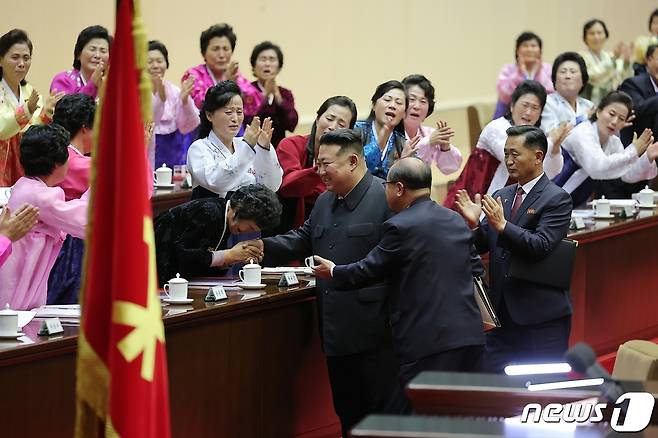 (평양 노동신문=뉴스1) = 김정은 북한 노동당 총비서가 4일 제5차 전국어머니대회에서 '가정과 사회 앞에 지닌 어머니의 본분에 대하여'를 주제로 연설했다고 당 기관지 노동신문이 5일 보도했다. 11년 만에 열린 어머니대회는 3일 개막해 4일 폐막했다. [국내에서만 사용가능. 재배포 금지. DB 금지. For Use Only in the Republic of Korea. Redistribution Prohibited] rodongphoto@news1.kr