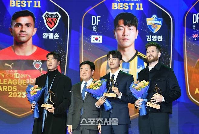 K리그1 베스트11 DF부분 김영권, 설영우, 그랜트가 4일 잠실 롯데호텔월드에서 열린 2023 하나원큐 K리그 대상 시상식에서 수상후 기념촬영을 하고 있다.  또한명의 수상자 완델손은 불참했다.2023.12.04.잠실 | 강영조기자 kanjo@sportsseoul.com