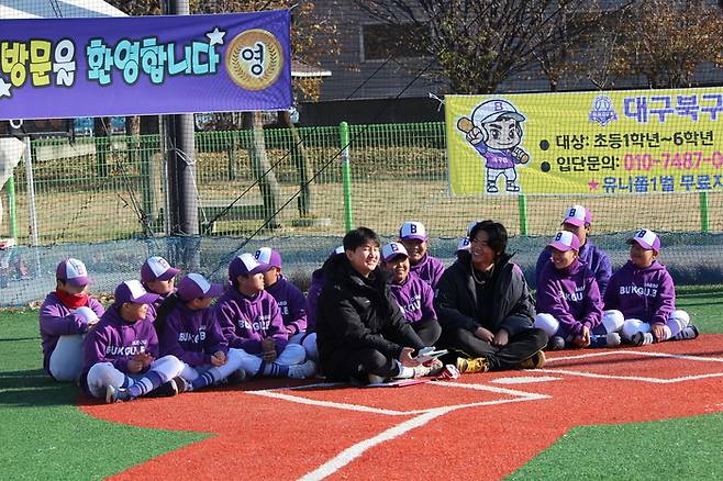 배지환이 대구 북구B리틀 야구단을 찾아 꿈나무와 즐거운 시간을 보내고 있다. 사진 | 나우아이원매니지먼트