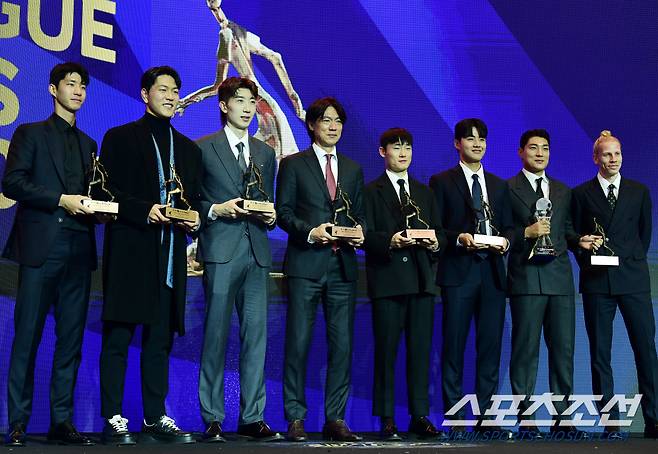 4일 서울 잠실 롯데호텔에서 '2023 K리그 어워즈'가 열렸다. K리그1 수상한 울산 홍명보 감독과 선수들. 잠실=송정헌 기자songs@sportschosun.com/2023.12.04/