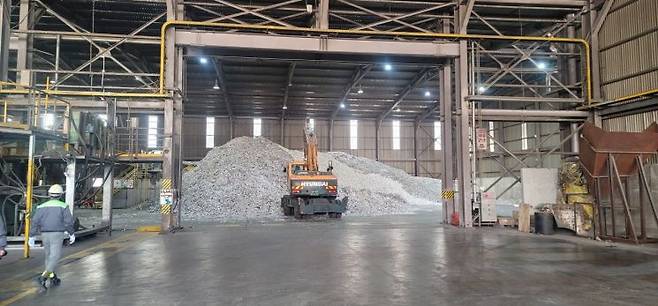 시멘트 공장에서 소성로에 넣기 전의 폐기물 모습 [사진제공=한국시멘트협회]