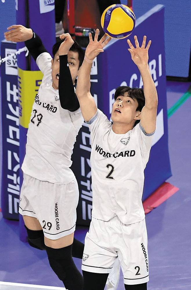 우리카드 세터 한태준(오른쪽)이 지난달 30일 V리그 대한항공전에서 토스하고 있다. /박재만 스포츠조선 기자