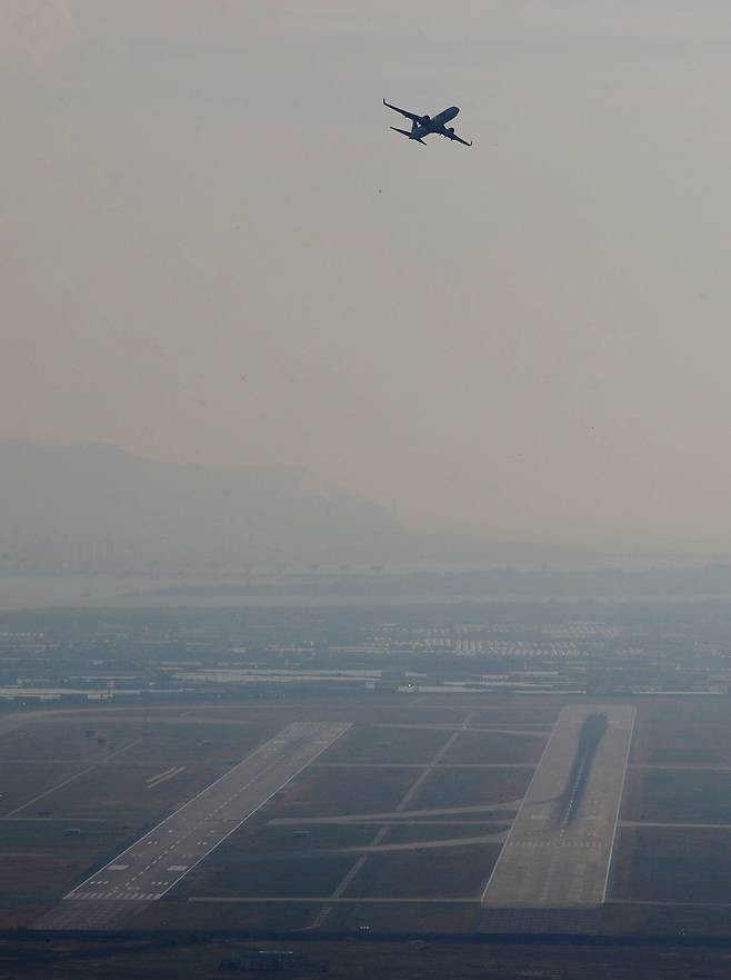 지난달 18일 오후 부산 강서구 김해국제공항에 민항기가 이륙하고 있다./김동환 기자