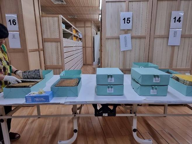 박물관 수장고 박스에 담긴 기증한 고서ⓒ