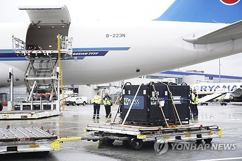 영국 에든버러 동물원에서 지내던 판다를 실은 상자가 4일(현지시간) 중국행 비행기에 실리고 있다. [PA/AP=연합뉴스]