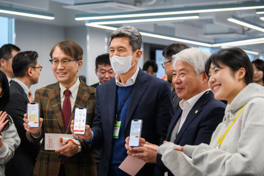 디벨로퍼 아카데미 쇼케이스에서 참가자들이 기념사진을 찍고 있다. 애플 제공