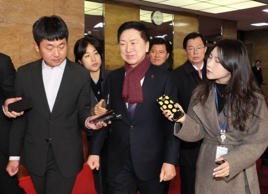 김기현 국민의힘 대표가 5일 오전 국회 본청 당대표실을 나서며 취재진의 질문을 받고 있다.<연합뉴스>