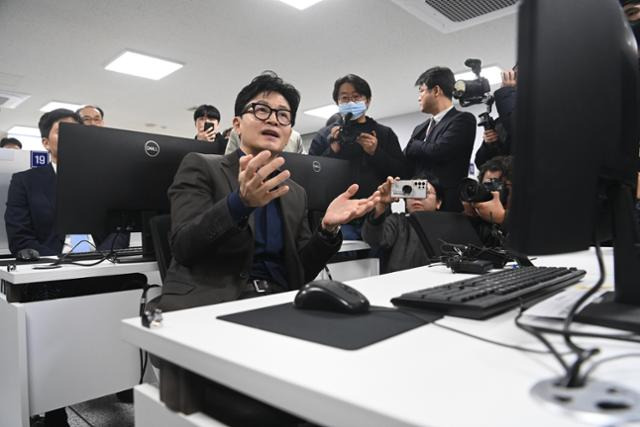 한동훈 법무부장관이 지난달 21일 대전 중구 한국이민재단 대전 CBT 센터 평가실에서 한국어 능력 등 외국인 사회통합프로그램 평가를 위한 시스템을 시연하고 있다. 연합뉴스