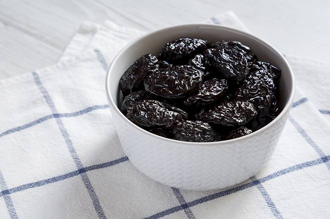 푸룬에는 식이섬유가 풍부해 배변 활동을 촉진한다./사진=게티이미지뱅크