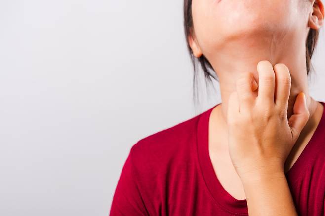 아토피피부염 환자의 피부는 세균 증식에 취약하기에 가볍게 씻고, 씻은 후 반드시 보습을 해야 한다. /클립아트코리아