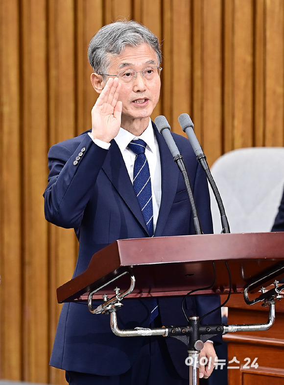 조희대 대법원장 후보자가 5일 서울 여의도 국회에서 열린 대법관 임명동의에관한 인사청문에서 선서를 하고 있다. [사진=곽영래 기자]