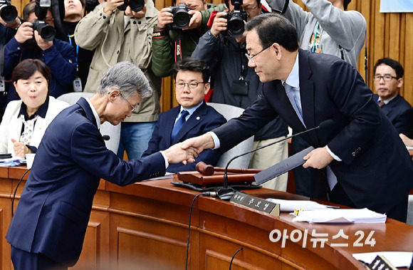 조희대 대법원장 후보자가 5일 서울 여의도 국회에서 열린 대법관 임명동의에관한 인사청문에서 선서문을 주호영 위원장에게 전달하고 있다. [사진=곽영래 기자]