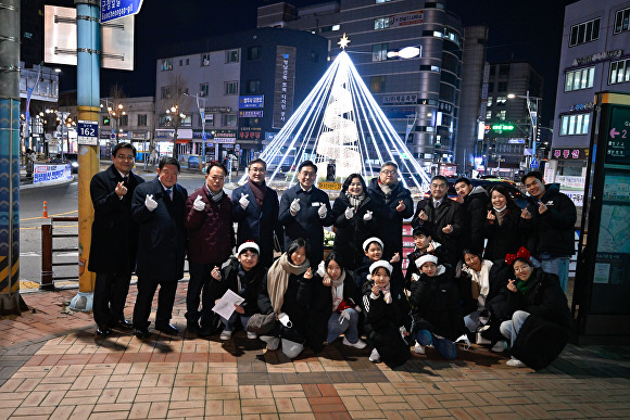 지난 4일 군 청사 입구에서 성탄트리·거리조명 점등식을 마치고 기념 촬영을 하고 있다. [사진=양평군]