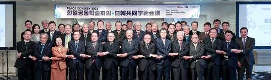 한반도평화만들기가 주최한 한·일공동학술회의 ‘평화 오디세이 2023-일본 도쿄’가 4일 도쿄에서 열렸다. 앞줄 왼쪽부터 김동호 중앙일보 경제에디터, 최병일 한국고등교육재단 사무총장, 후카가와 유키코 와세다대 교수, 김윤 한일경제협회 회장, 유명환 전 외교부 장관, 사사키 미키오 일한경제협회 회장, 홍석현 한반도평화만들기 이사장, 스기타 료키 전 니혼게이자이신문 회장, 윤영관 전 외교부 장관, 한민구 전 국방부 장관, 위성락 전 주러시아 대사, 이하경 중앙일보 대기자, 권태환 한국국방외교협회장, 김현기 중앙일보 도쿄총국장. 뒷줄 왼쪽부터 니시노 준야 게이오대 교수, 최은미 아산정책연구원 연구위원, 스즈키 가즈토 도쿄대 교수, 이혁 전 주베트남 대사, 박홍규 고려대 교수, 이영관 도레이첨단소재 회장, 이원덕 국민대 교수, 최상용 전 주일대사, 이주인 아쓰시 일본경제연구센터 수석연구위원, 박태호 전 외교통상부 통상교섭본부장, 이희옥 성균관대 교수, 신정승 전 주중대사, 김광두 국가미래연구원장, 김진호 단국대 교수, 신각수 전 주일대사, 최현만 미래에셋증권 회장, 정승조 전 합참의장, 박영준 국방대 교수, 양기호 성공회대 교수, 한용섭 국방대 명예교수, 박명림 연세대 교수, 임혁백 고려대 명예교수, 김옥채 요코하마 총영사, 신현호 해울 대표변호사, 주완 김앤장 변호사, 김재신 전 주독일 대사. 우상조 기자