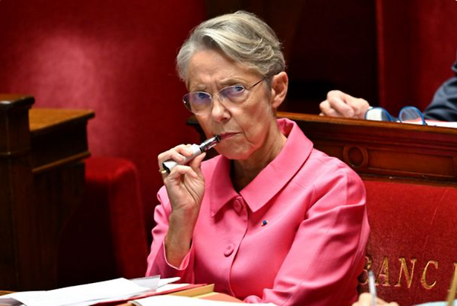 지난 10월 회의 도중 전자담배를 흡연하는 엘리자베트 보른 총리. (사진 출처: AFP)