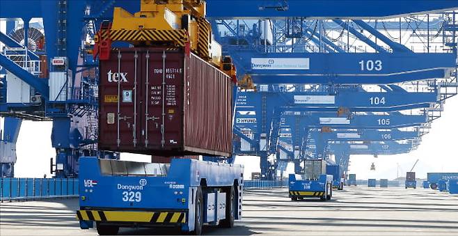 경남 창원시 진해구에 있는 부산항 신항 서컨테이너 2-5단계 부두에서 자동화 하역 시스템이 시연되고 있다. 서컨테이너 부두는 국내 최초 완전자동화 항만으로 내년 3월 정식 개장한다.  연합뉴스
