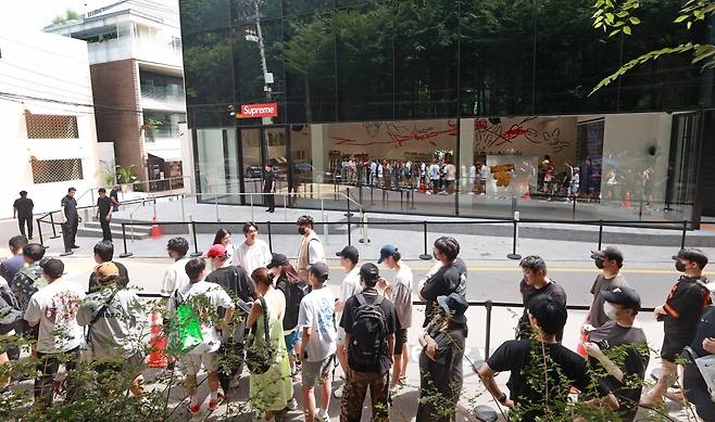 지난 8월 서울 강남구에 국내 첫 매장을 개점한 미국 스트리트 브랜드 슈프림(Supreme) 도산 앞에서 시민들이 매장에 입장하기 위해 대기하고 있다. 연합뉴스
