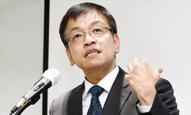 최상목 부총리 겸 기획재정부 장관 후보자가 5일 서울 남대문로 서민금융진흥원에서 연 기자간담회에서 기자들의 질문에 답하고 있다.  뉴스1