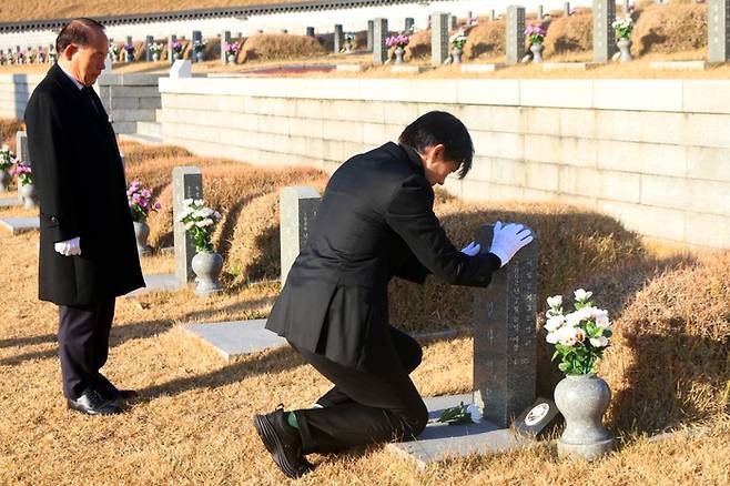 조국 전 법무부 장관이 5일 광주 북구 국립 5·18 민주묘지에서 참배하고 있다. 국립 5·18 민주묘지 제공