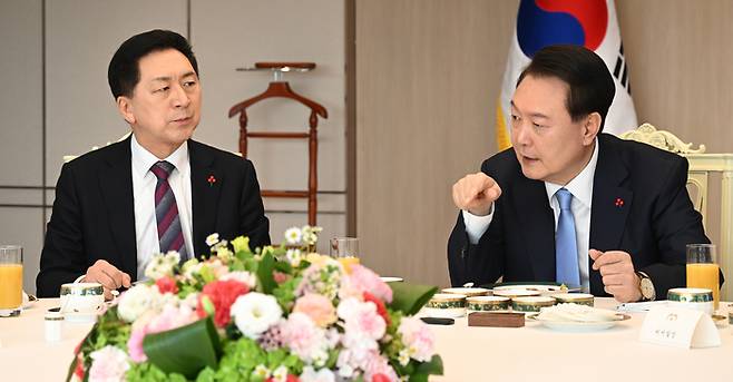 윤석열 대통령이 5일 국민의힘 지도부와 비공개 오찬 회동을 하고 있다. 국민의힘 제공