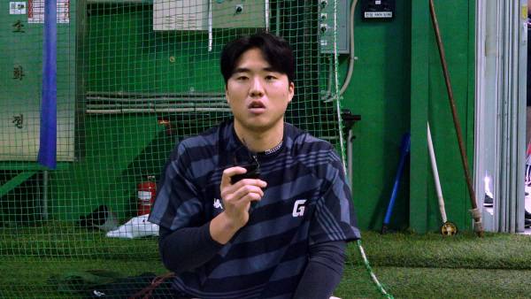 부산야구실록 취재진의 질문에 답변 중인 손성빈. 박세종PD