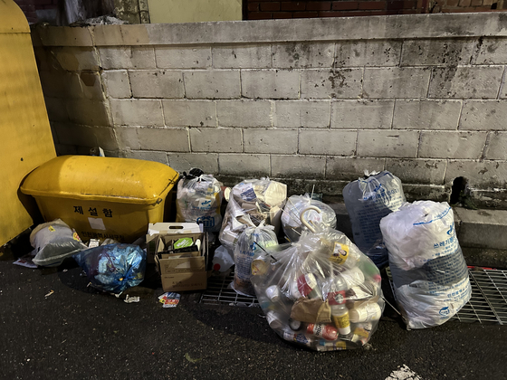 Trash piled up in an alleyway in Seo District, Incheon [SHIN MIN-HEE]