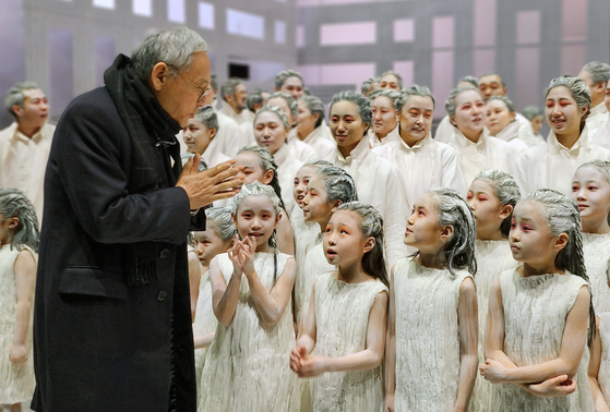 Minister Yu In-chon meets the cast of opera "Nabucco" at the National Theater of Korea on Nov. 30. [NEWS1]